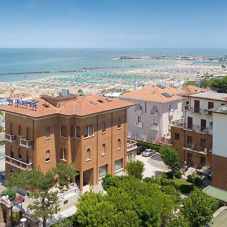 Hotel Villa Fulgida Cattolica Bagian luar foto
