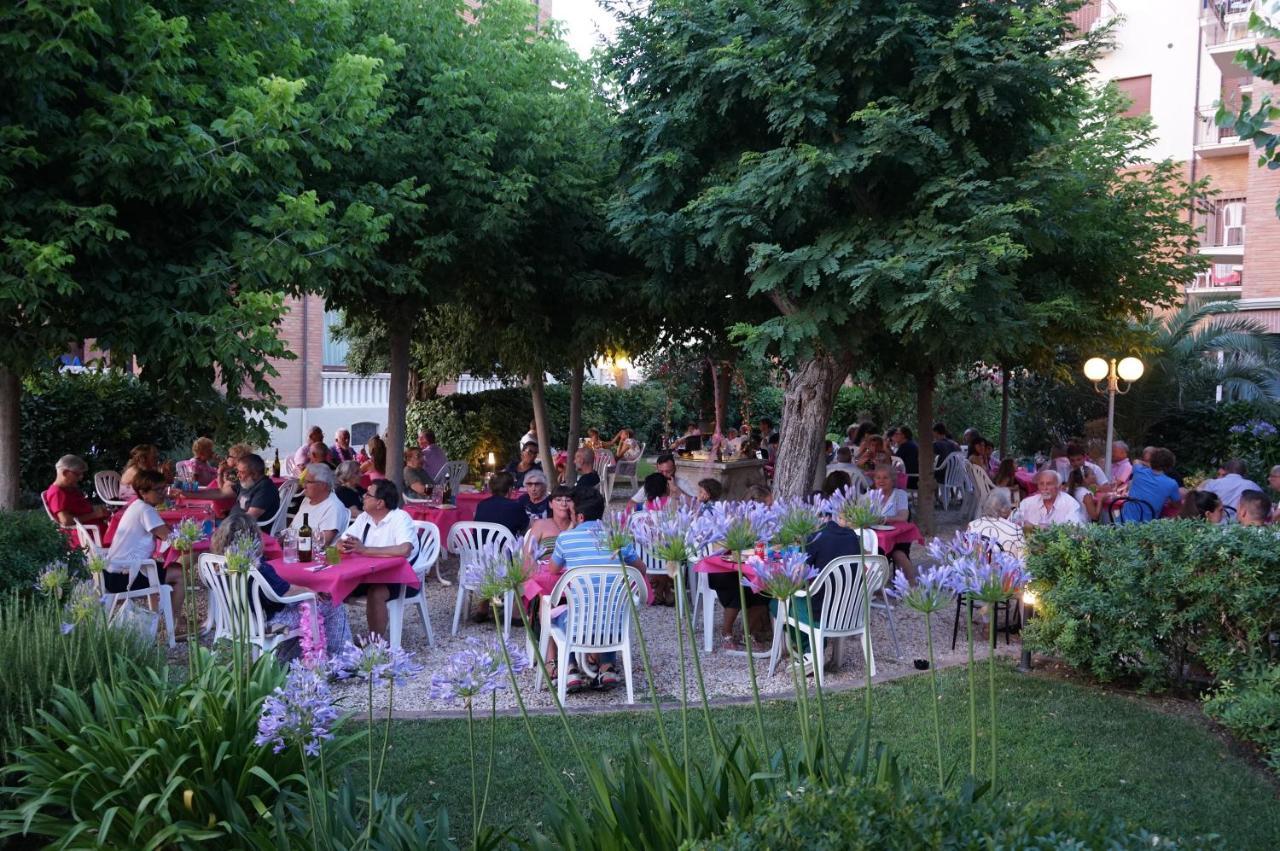 Hotel Villa Fulgida Cattolica Bagian luar foto