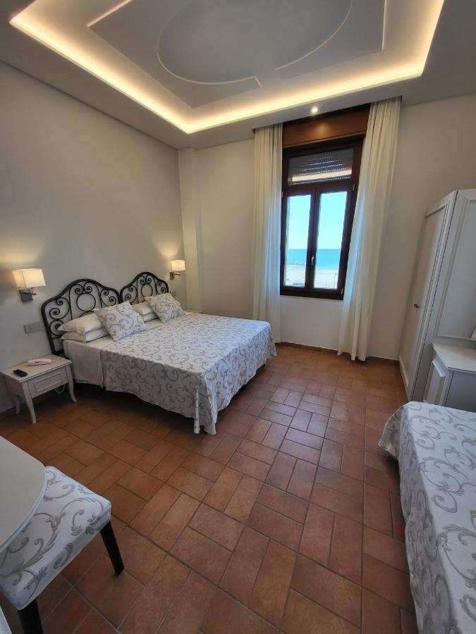 Hotel Villa Fulgida Cattolica Bagian luar foto