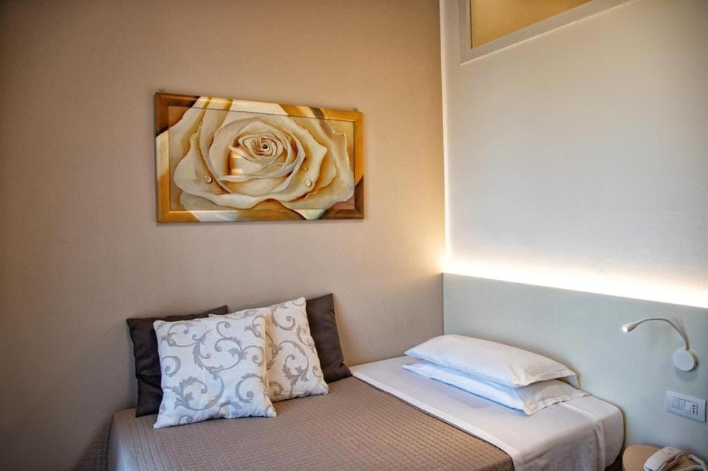 Hotel Villa Fulgida Cattolica Bagian luar foto