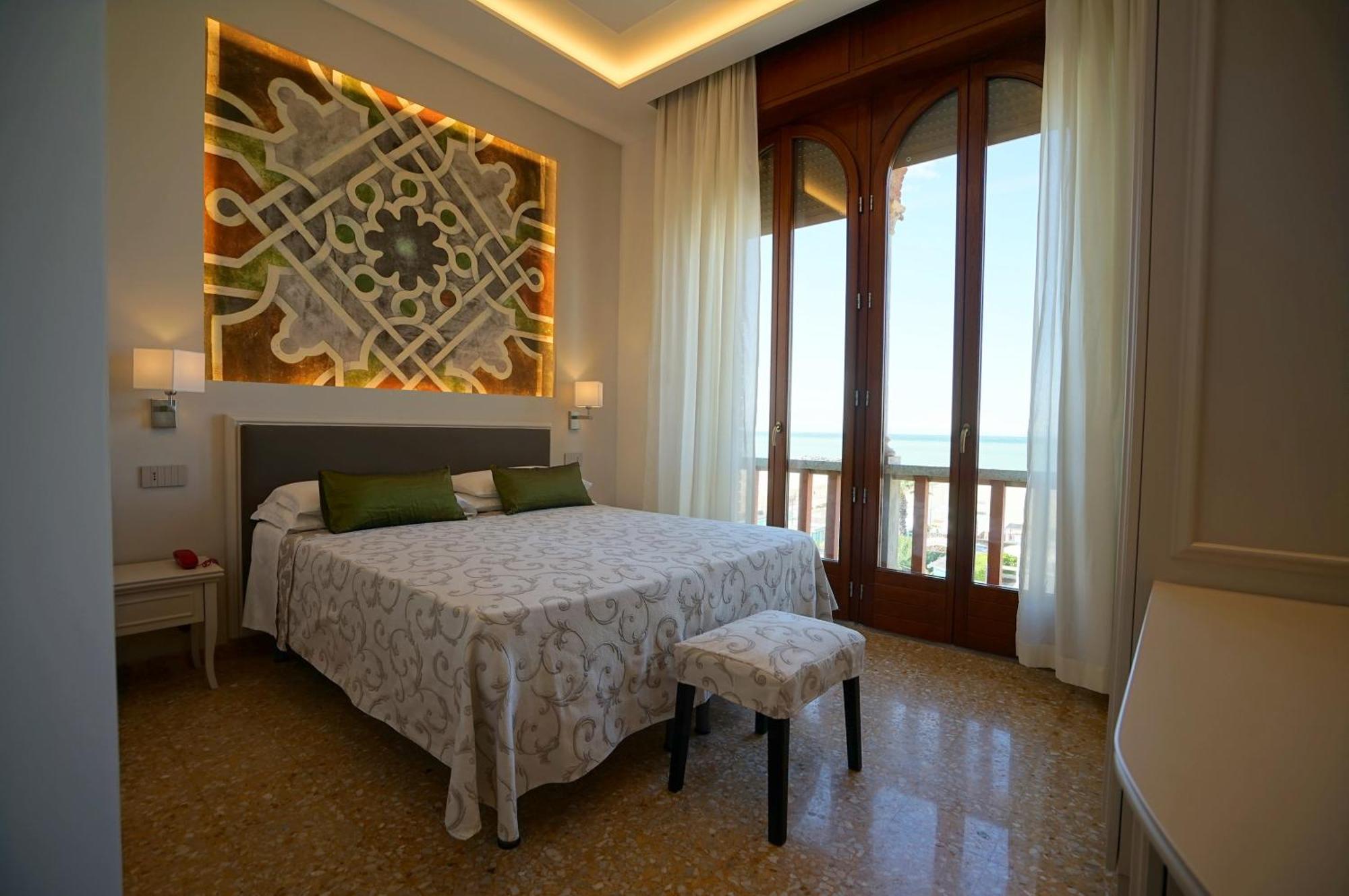 Hotel Villa Fulgida Cattolica Bagian luar foto