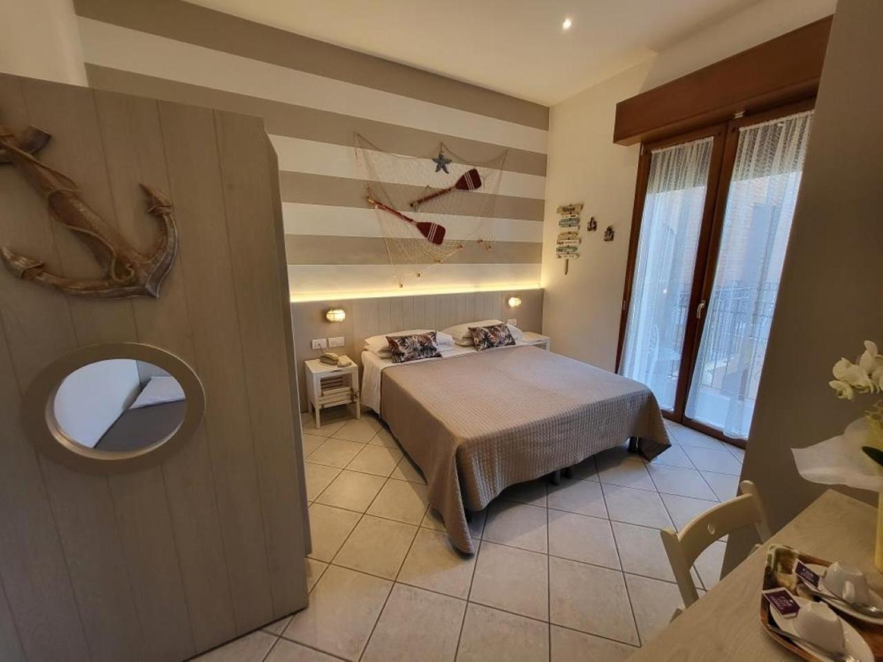 Hotel Villa Fulgida Cattolica Bagian luar foto