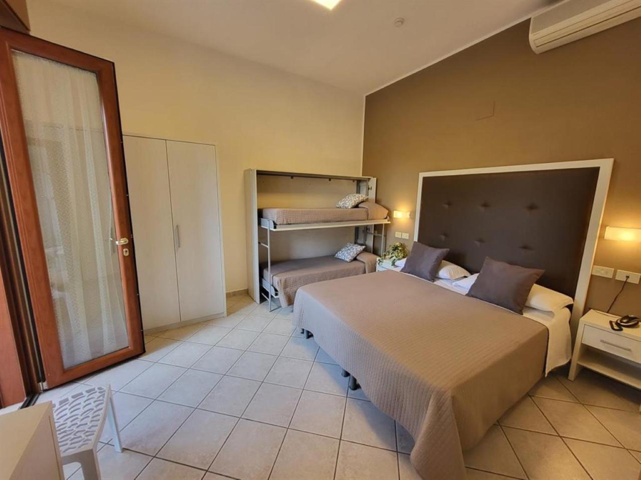 Hotel Villa Fulgida Cattolica Bagian luar foto