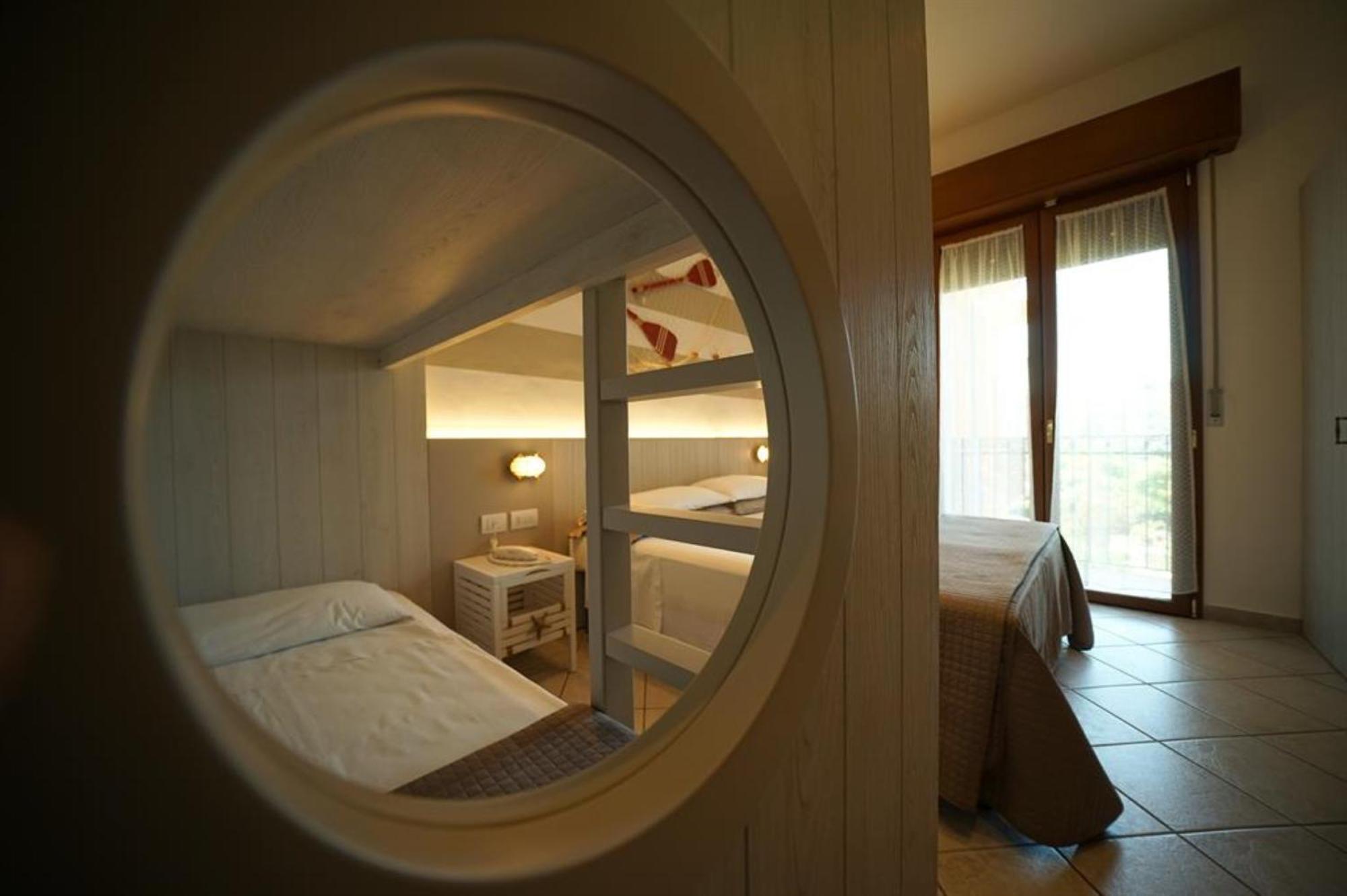 Hotel Villa Fulgida Cattolica Bagian luar foto