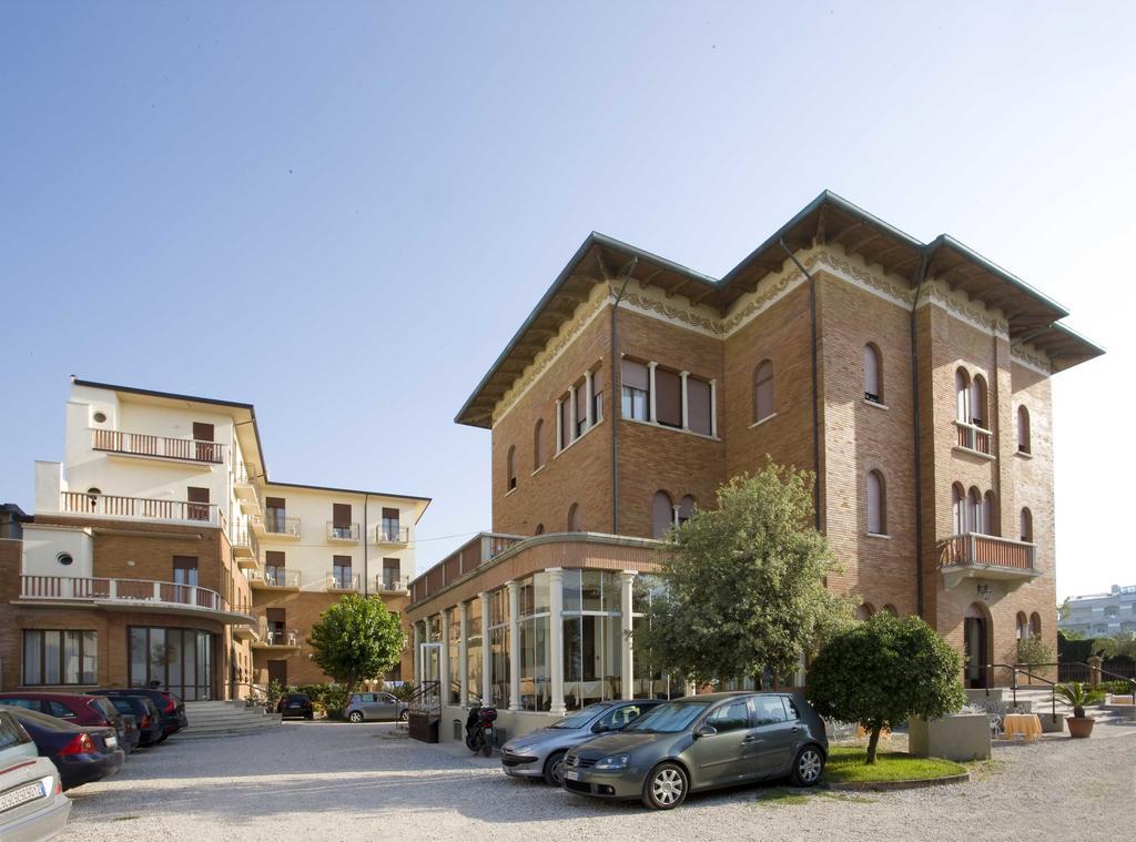 Hotel Villa Fulgida Cattolica Bagian luar foto