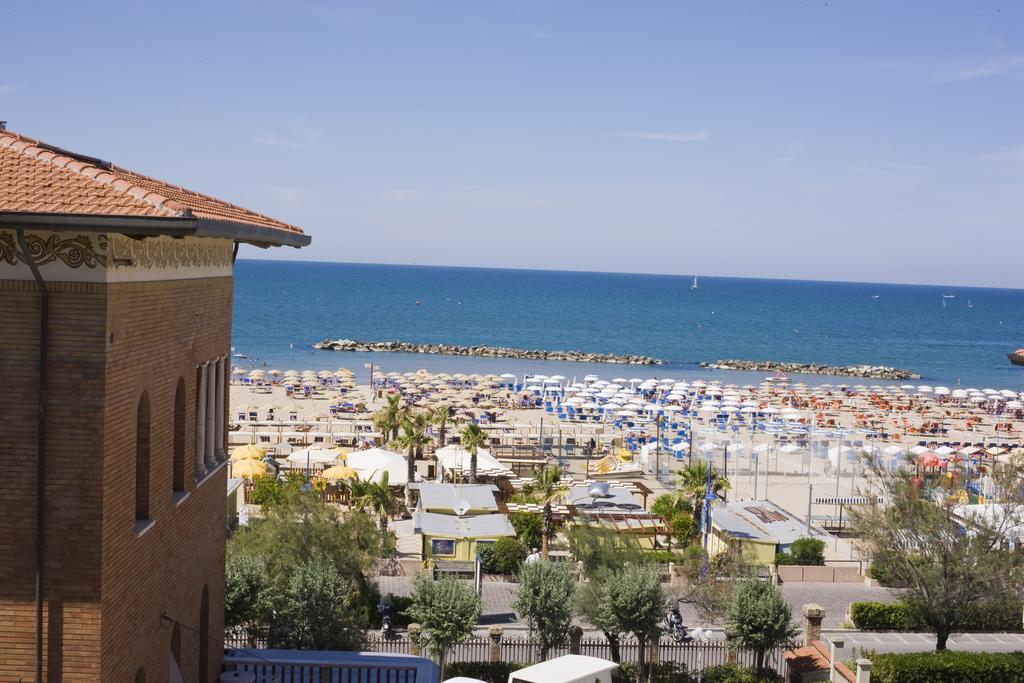 Hotel Villa Fulgida Cattolica Bagian luar foto