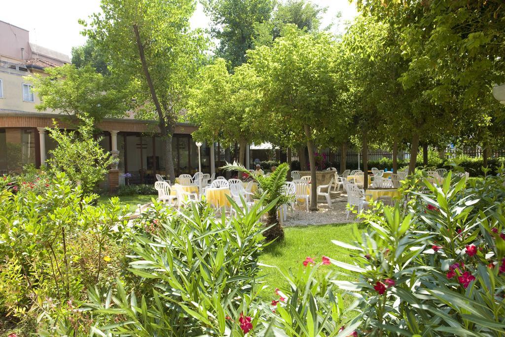 Hotel Villa Fulgida Cattolica Bagian luar foto