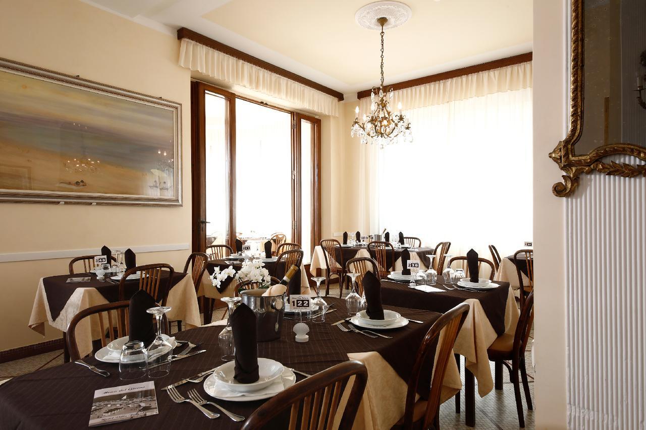 Hotel Villa Fulgida Cattolica Bagian luar foto