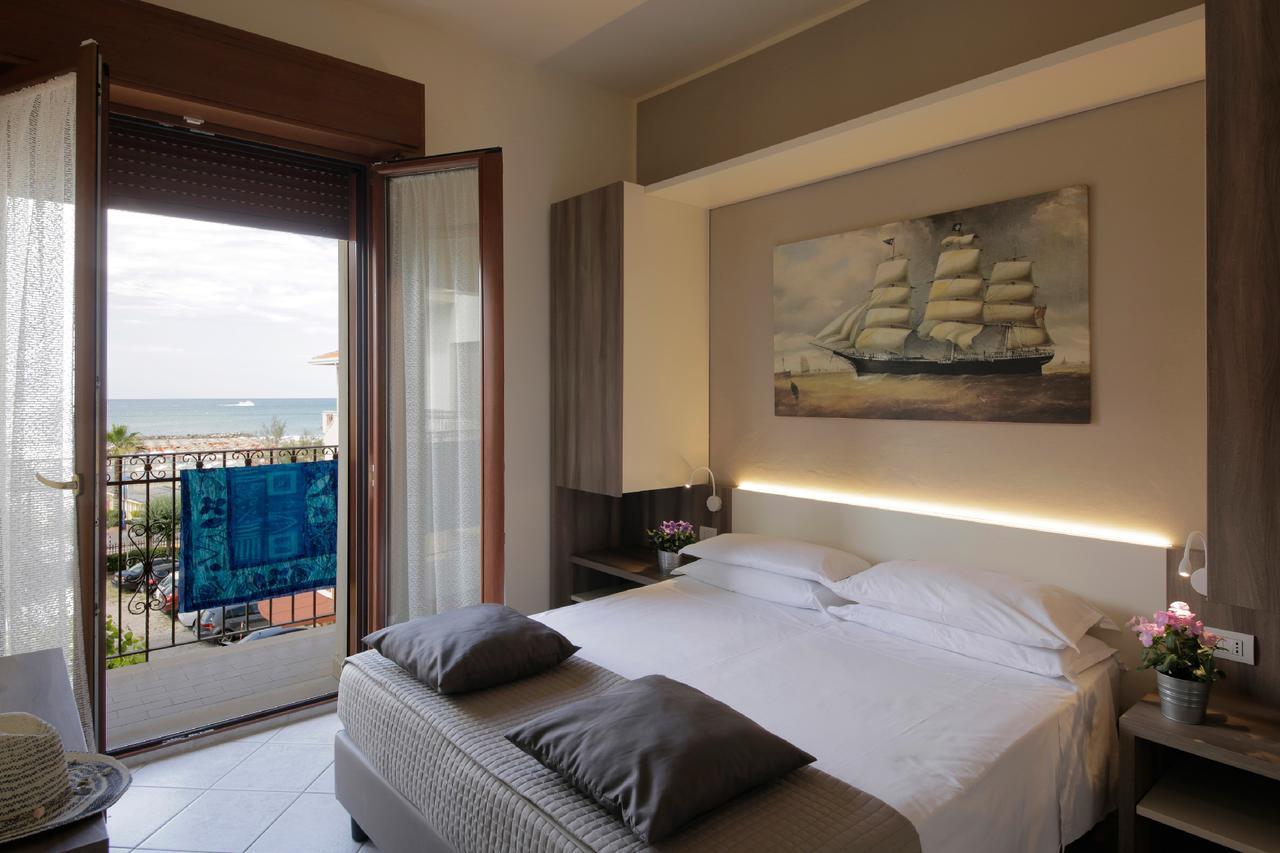 Hotel Villa Fulgida Cattolica Bagian luar foto